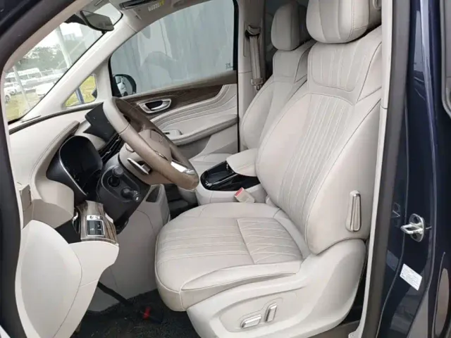 Roewe iMAX8 — Фото автомобиля 14