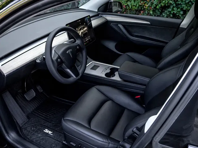 Tesla Model Y — Фото автомобиля 11