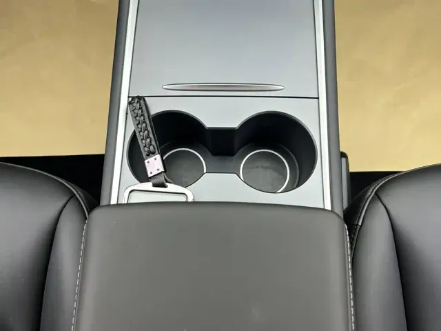 Tesla Model Y — Фото автомобиля 21
