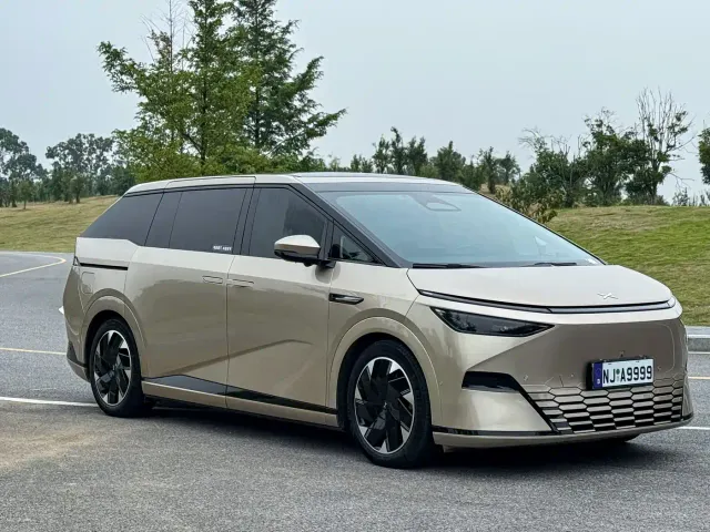 Xpeng X9 — Фото автомобиля 4