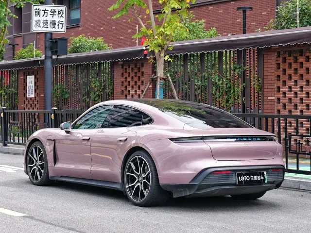 Porsche Taycan — Фото автомобиля 4