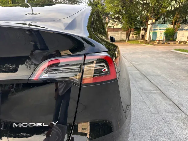 Tesla Model Y — Фото автомобиля 9