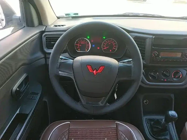 Wuling Hongguang V — Фото автомобиля 10
