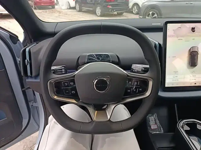 Volvo EX30 — Фото автомобиля 10