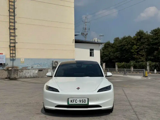 Tesla Model 3 — Фото автомобиля 2