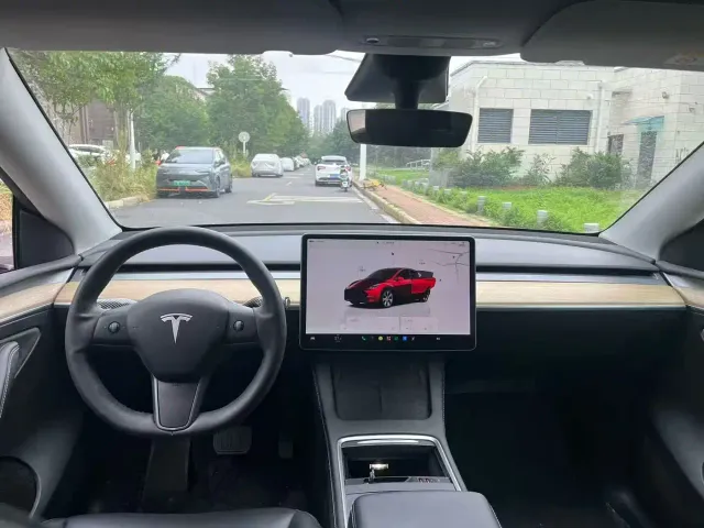 Tesla Model Y — Фото автомобиля 6
