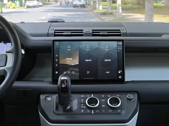Land Rover Defender — Фото автомобиля 12