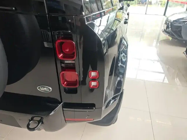 Land Rover Defender — Фото автомобиля 7