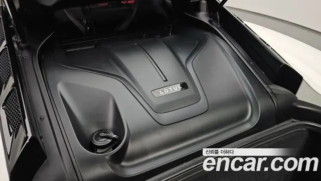 Lotus Emira — Фото автомобиля 6