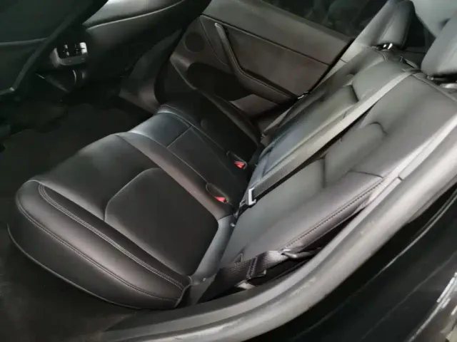 Tesla Model Y — Фото автомобиля 16