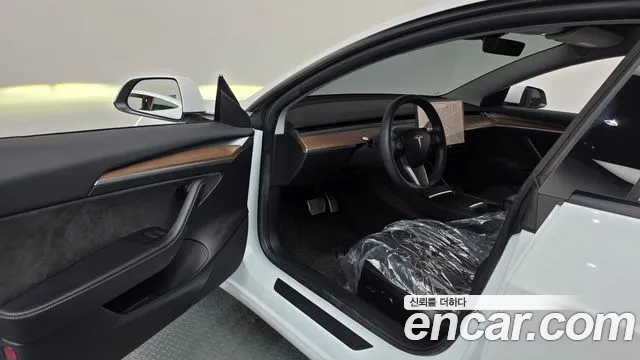 Tesla Model 3 — Фото автомобиля 10