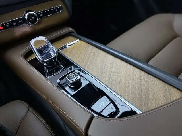 Volvo XC90 — Фото автомобиля 24