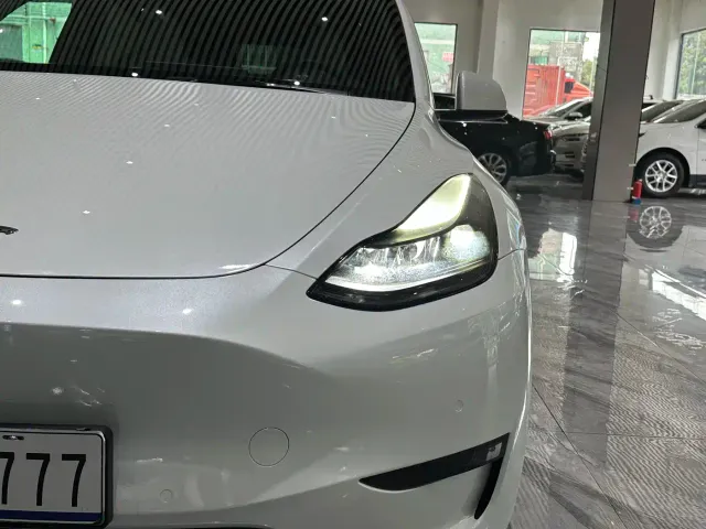 Tesla Model Y — Фото автомобиля 17