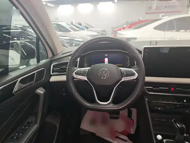Volkswagen Tiguan L — Фото автомобиля 10