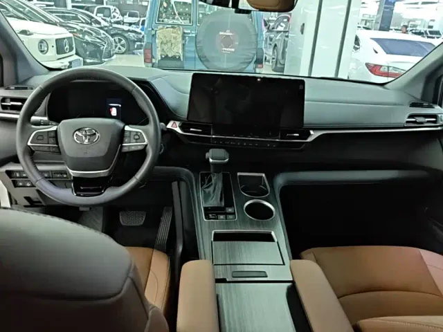 Toyota Sienna — Фото автомобиля 9