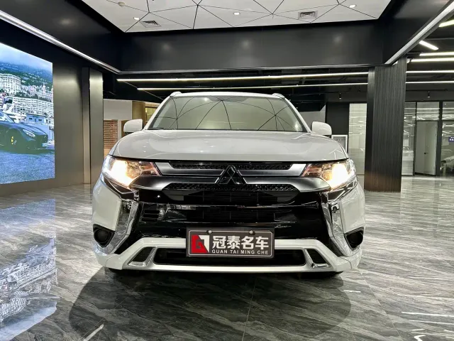 Mitsubishi Outlander — Фото автомобиля 2