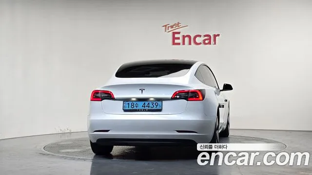Tesla Model 3 — Фото автомобиля 4