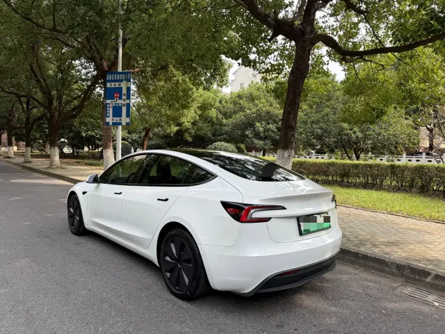 Tesla Model 3 — Фото автомобиля 17