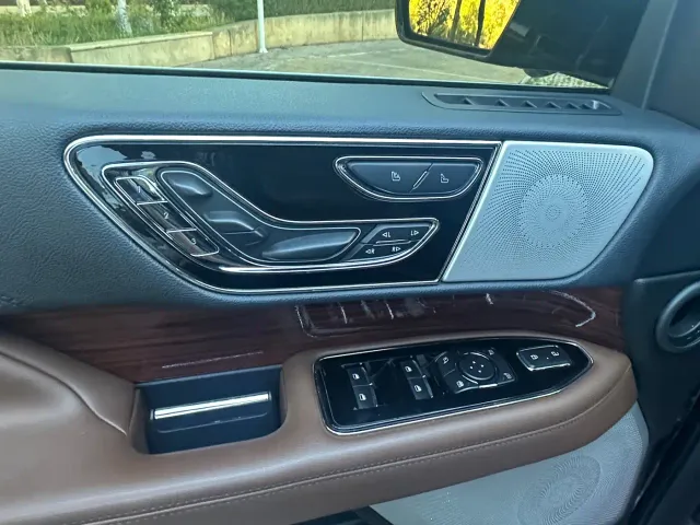 Lincoln Navigator — Фото автомобиля 10