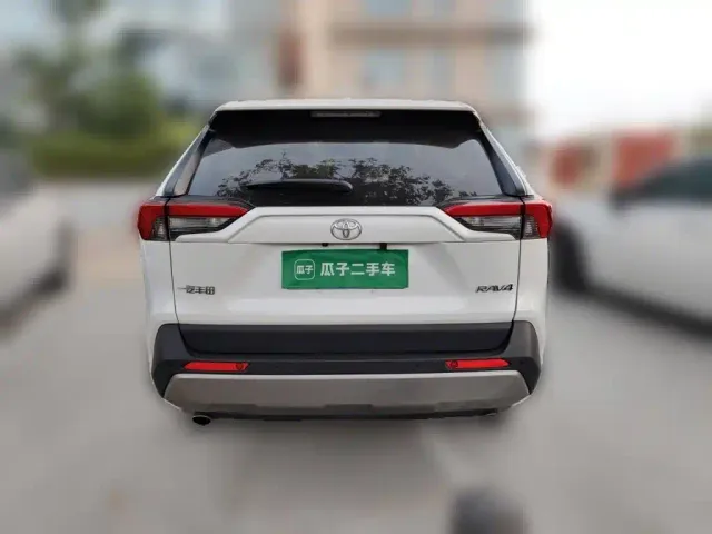 Toyota RAV4 — Фото автомобиля 3