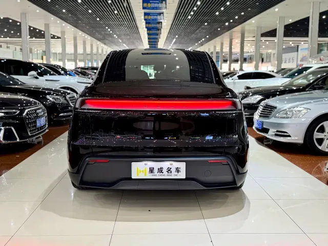 Tesla Model Y L — Фото автомобиля 16