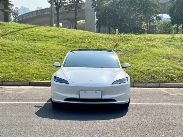 Tesla Model 3 — Фото автомобиля 3