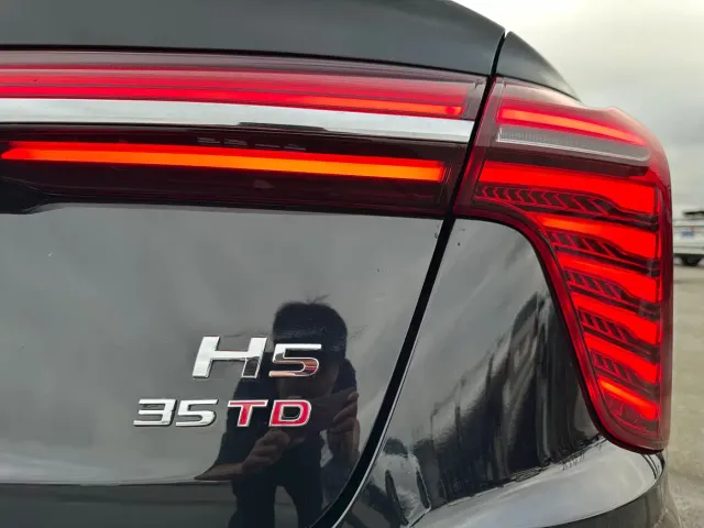 Hongqi H5 — Фото автомобиля 7