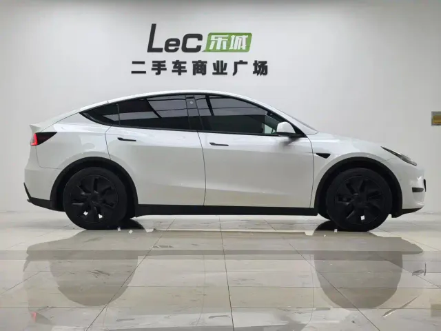 Tesla Model Y — Фото автомобиля 4
