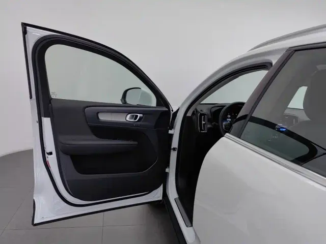 Volvo XC40 — Фото автомобиля 8