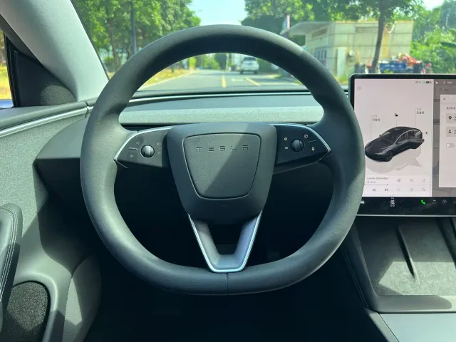 Tesla Model 3 — Фото автомобиля 4