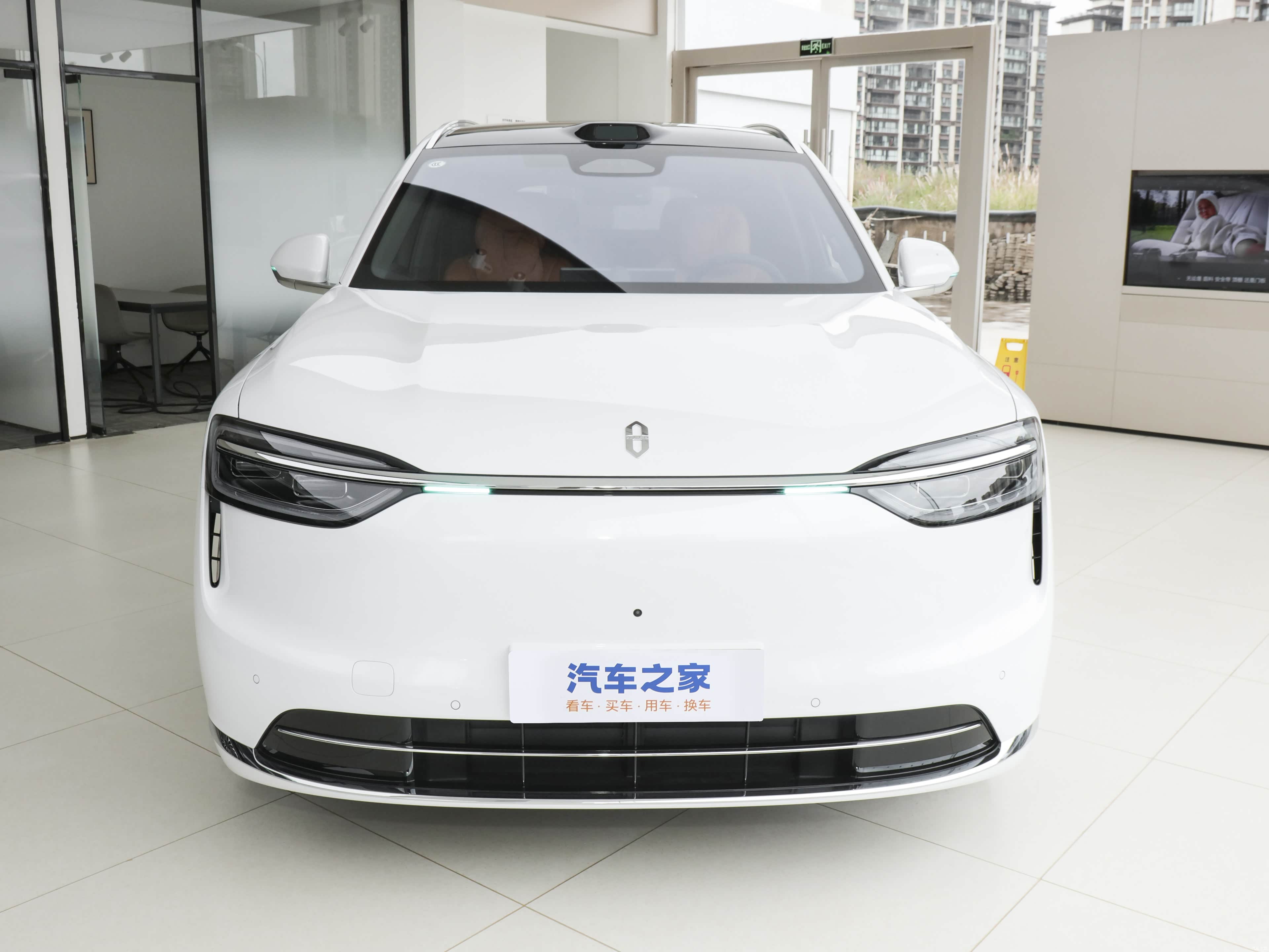 AITO M7 EREV Ultra 6 seats 4wd — Фото автомобиля 2