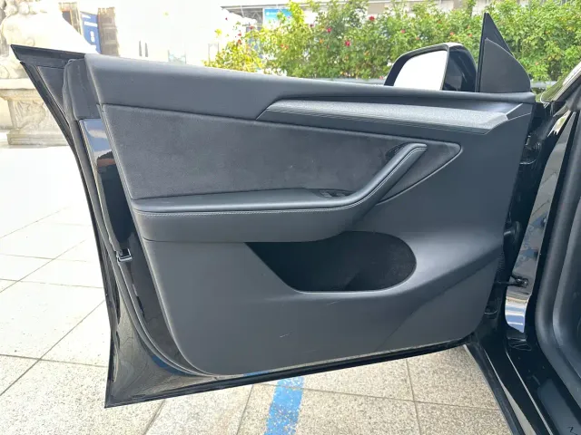 Tesla Model Y — Фото автомобиля 25