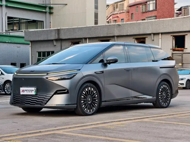 Xpeng X9 — Фото автомобиля 6