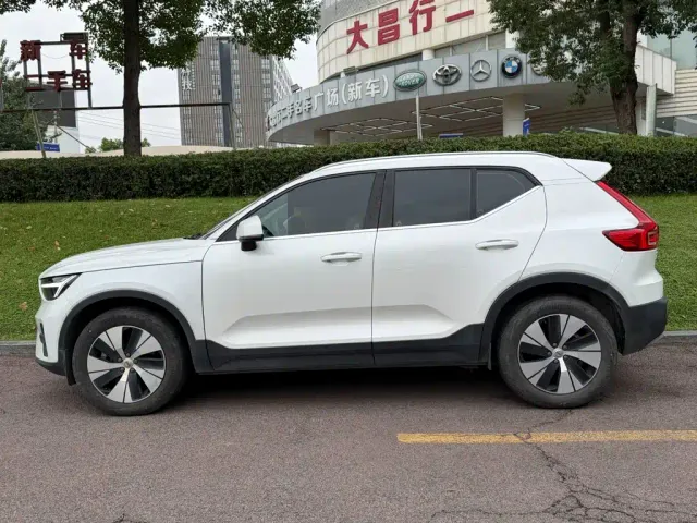 Volvo XC40 — Фото автомобиля 3