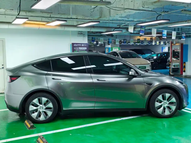 Tesla Model Y — Фото автомобиля 6