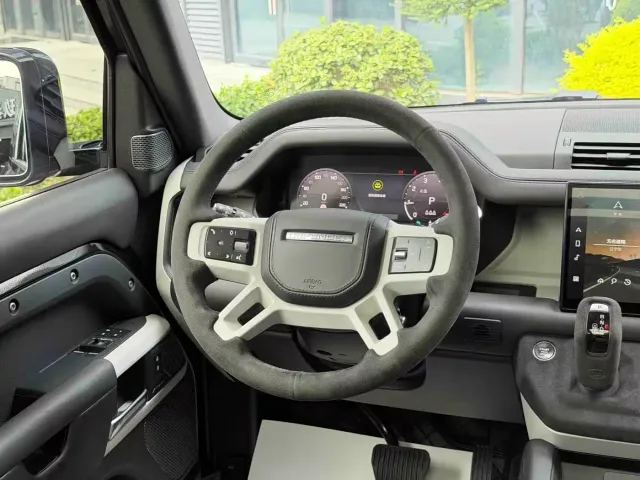 Land Rover Defender — Фото автомобиля 12