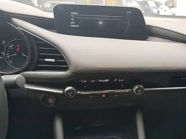 Mazda Axela — Фото автомобиля 12