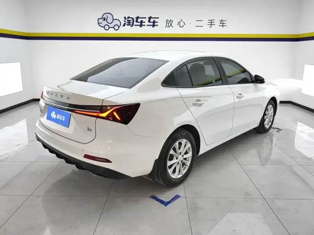 Roewe i5 — Фото автомобиля 3