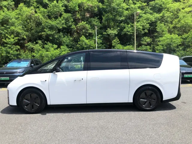 Li Auto MEGA — Фото автомобиля 8