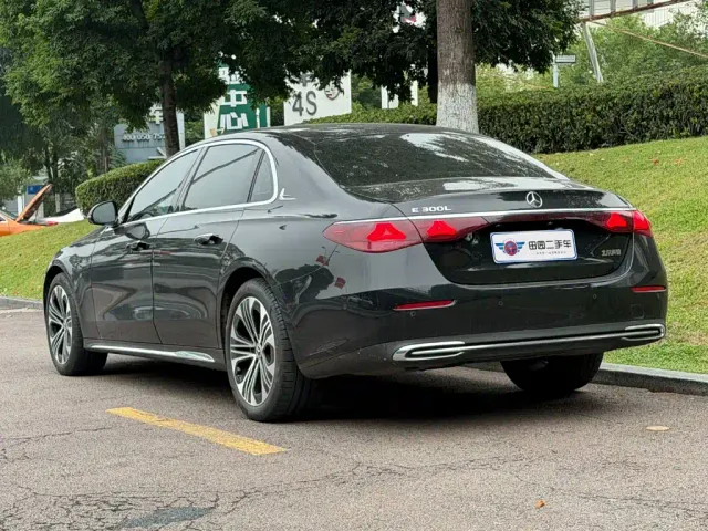 Mercedes-Benz E-Class — Фото автомобиля 4