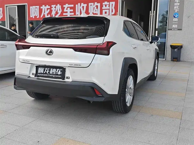 Lexus UX — Фото автомобиля 9