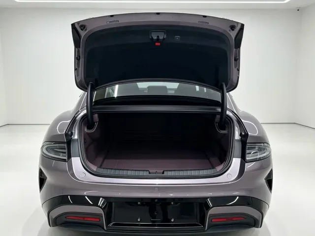 Xiaomi SU7 — Фото автомобиля 21