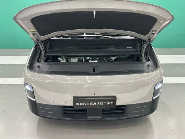 Li Auto MEGA — Фото автомобиля 11
