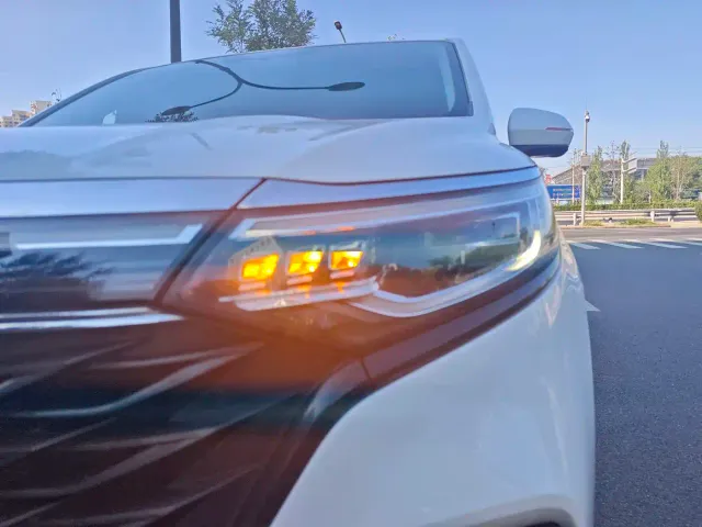 Roewe iMAX8 — Фото автомобиля 4