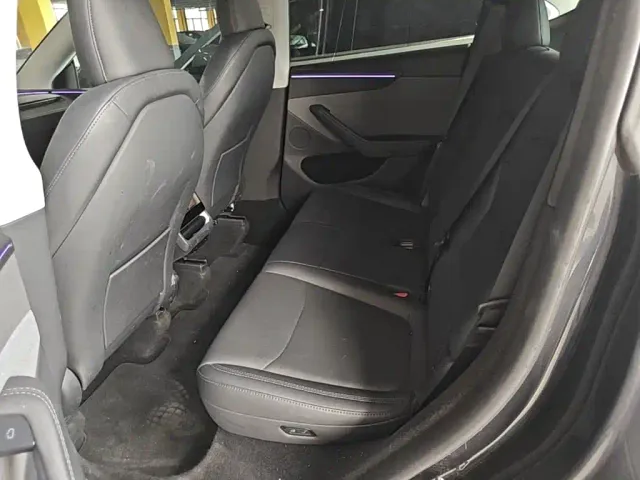 Tesla Model Y — Фото автомобиля 16