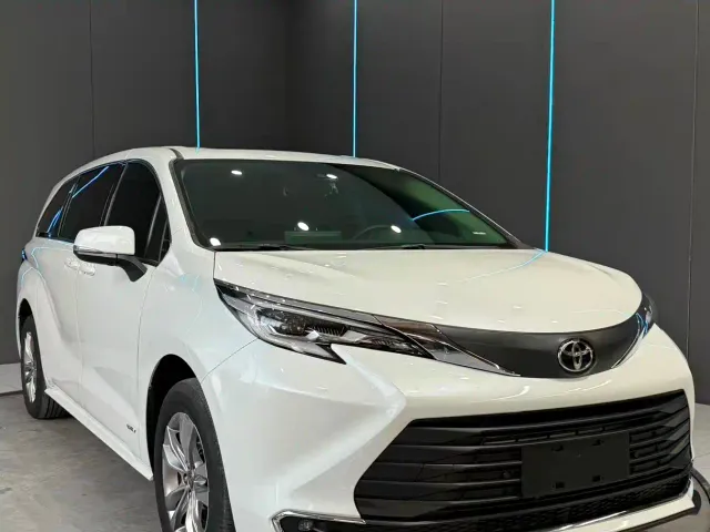 Toyota Sienna — Фото автомобиля 3
