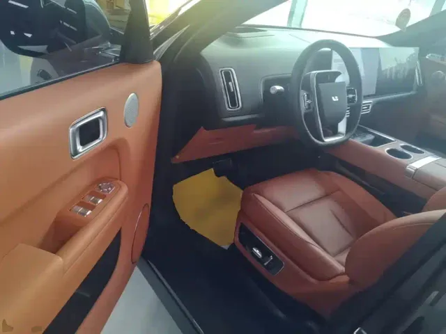 Li Auto L8 — Фото автомобиля 15