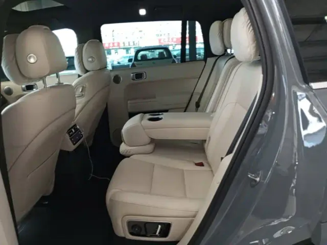 Li Auto L7 — Фото автомобиля 16