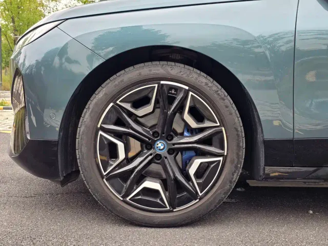 BMW iX — Фото автомобиля 25