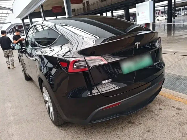 Tesla Model Y — Фото автомобиля 4